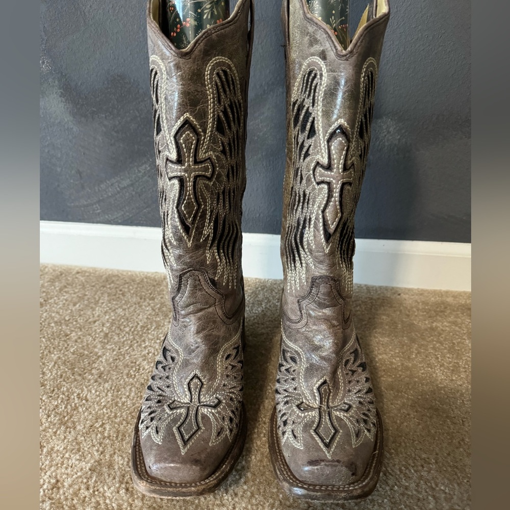 CORRAL WOMEN'S SEQUIN WING & CROSS INLAY WESTERN BOOTS - SQUARE TOE.